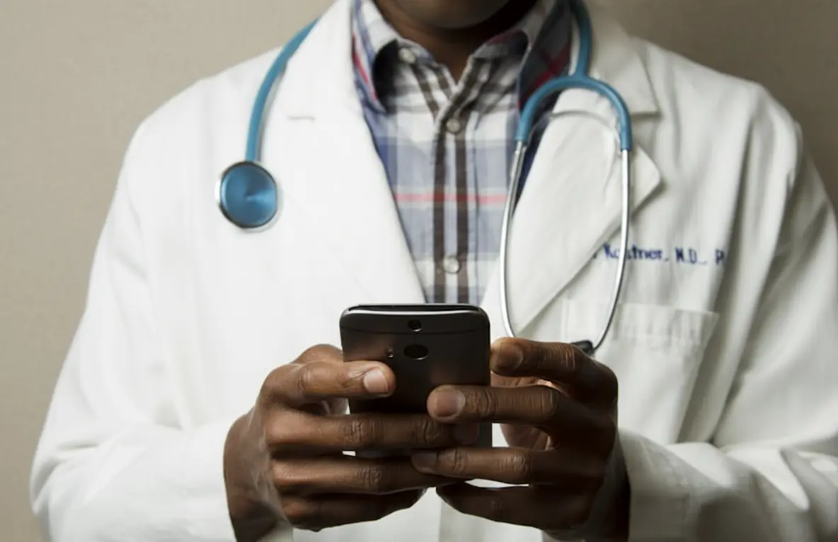 1. Criar conta: Cadastre-se em minutos. - Interface do MedTalk mostrando como 1. criar conta